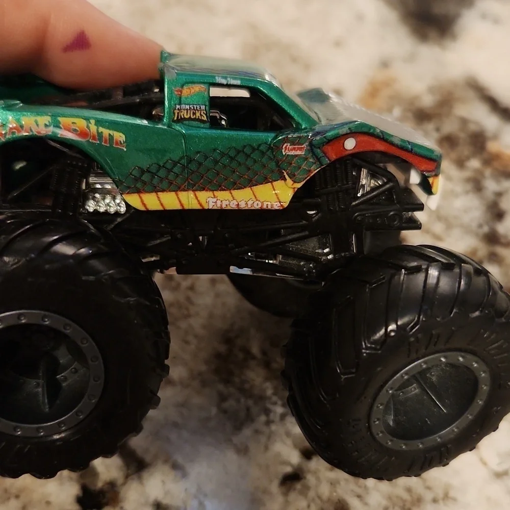 Hot Wheels Monster Trucks Fan Favorites Snake Bite 1:64 scale